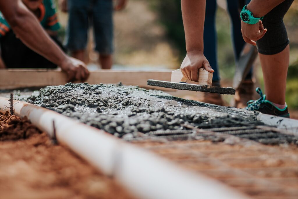 Fundo de tijolo: homens trabalhando na fundação de um imóvel.