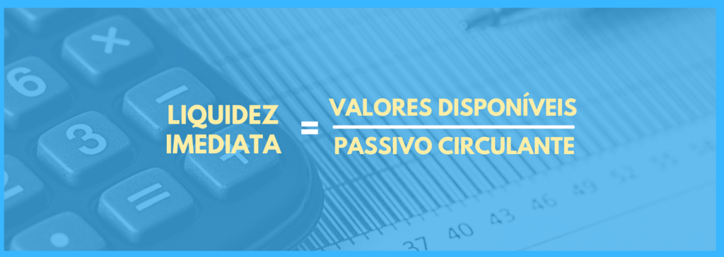 Vemos uma imagem com uma equação que é: valores disponíveis dividido por passivo circulante