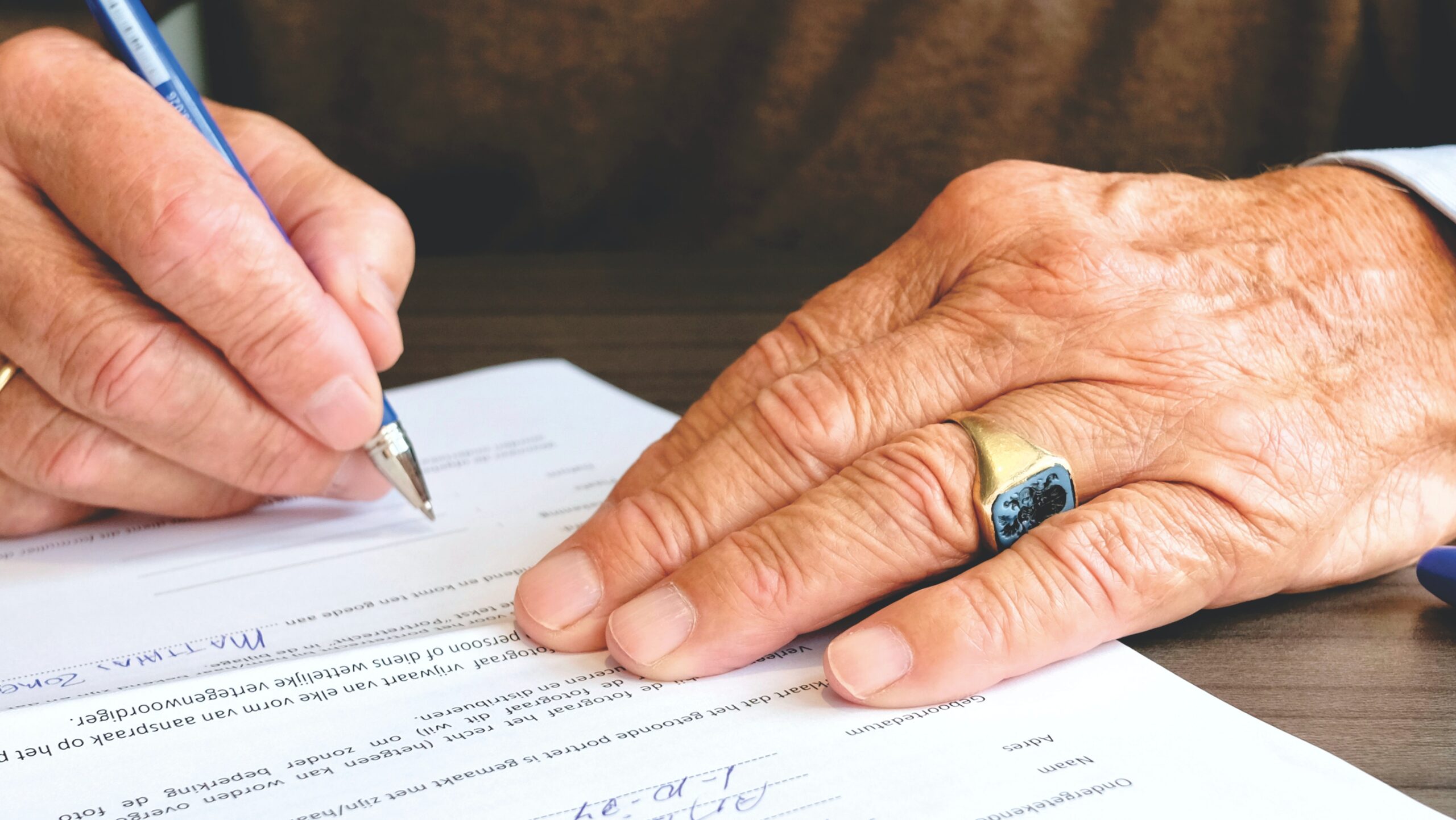 Securitização: Homem assinando documento