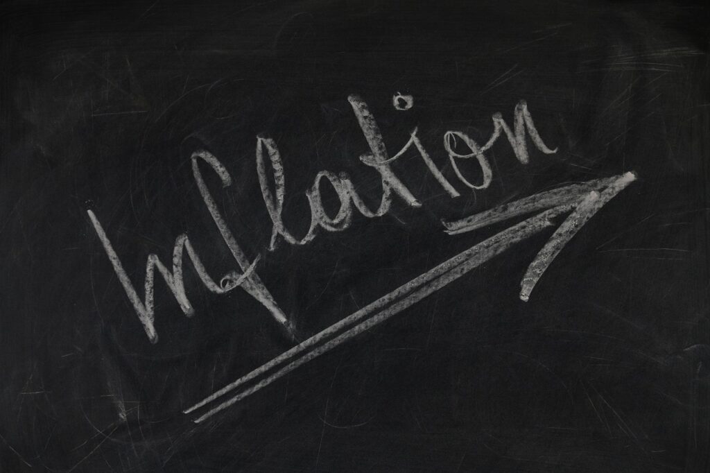 Um quadro negro tem escrita a palavra "inflation", que significa inflação. Um de seus indicadores é o IGPM
