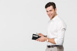 Homem mexe em sua carteira para saber como vai montar sua carteira de ativos
