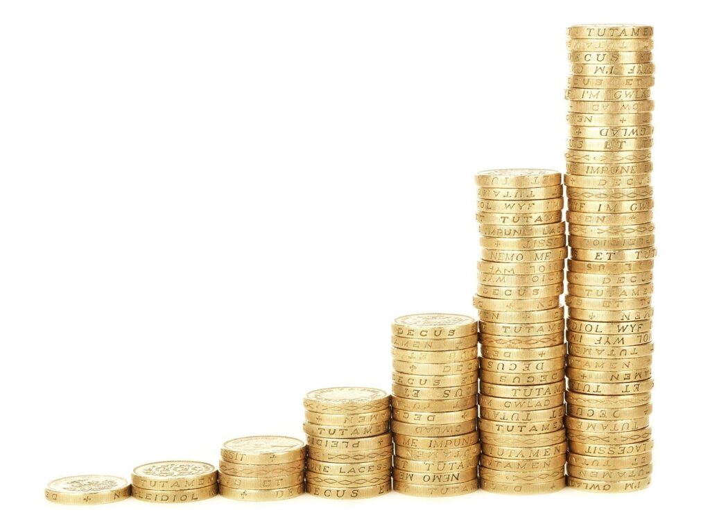 Sete pilhas de moedas em tamanho crescente para mostrar a alta do lucro líquido de uma empresa