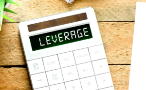 Desenho de uma calculadora em que está escrito leverage, ou alavancagem