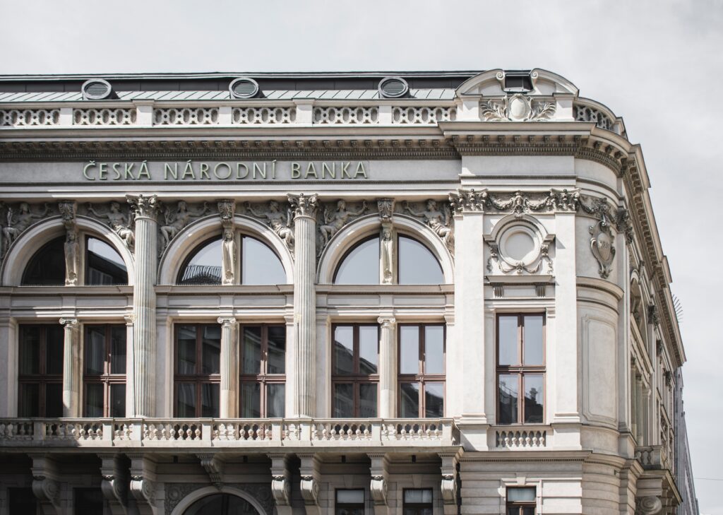 prédio de um banco com muitas janelas