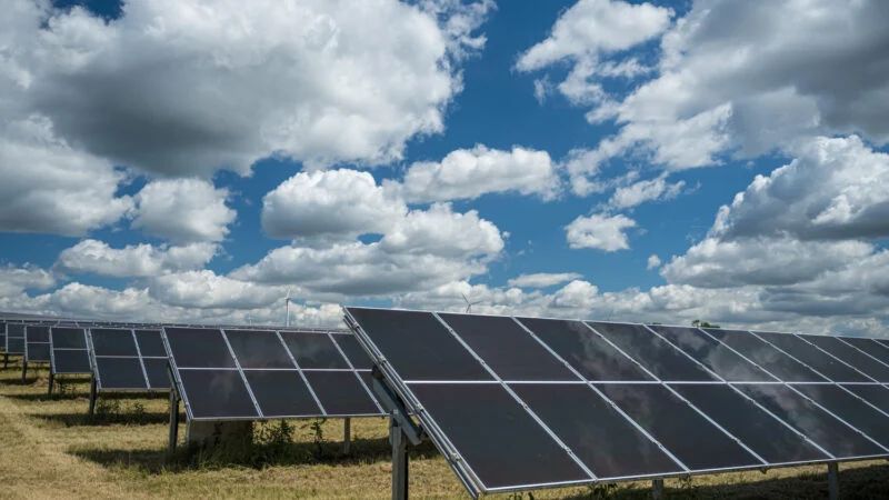 Após semana de liquidez recorde, SNEL11 se consolida como maior fundo de energia da B3